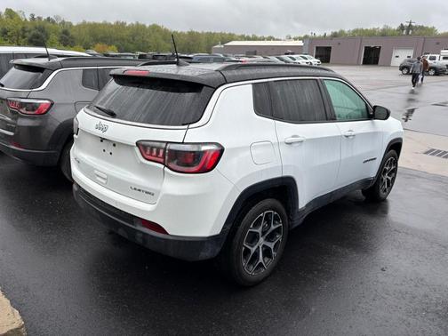 Bright White Clearcoat 2024 Jeep Compass Limited