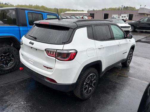 Bright White Clearcoat 2025 Jeep Compass Trailhawk