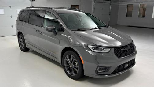 2023 Chrysler Pacifica Touring-L