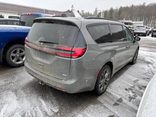2023 Chrysler Pacifica Touring-L