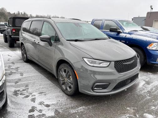 2023 Chrysler Pacifica Touring-L