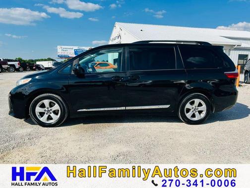 Midnight Black Metallic 2018 Toyota Sienna LE