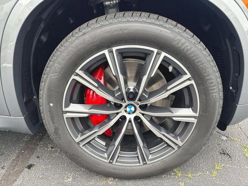Skyscraper Grey Metallic 2026 BMW X5 xDrive40i