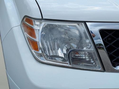 Glacier White 2019 Nissan Frontier SV