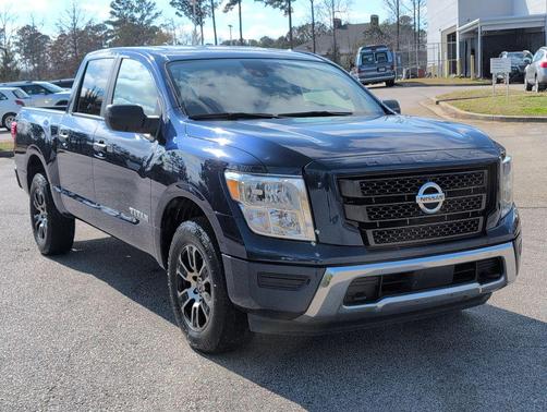 2022 Nissan Titan SV