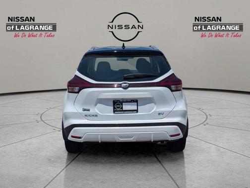Aspen White Tricoat/Super Black 2024 Nissan Kicks SV