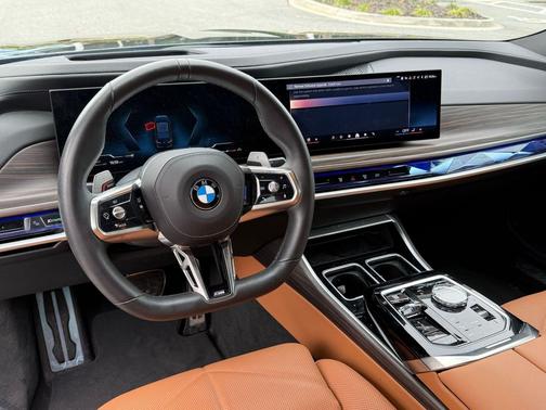 Carbon Black Metallic 2023 BMW 740 i
