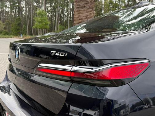 Carbon Black Metallic 2023 BMW 740 i