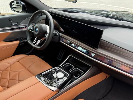 Carbon Black Metallic 2023 BMW 740 i