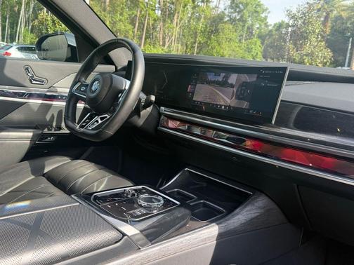 Black Sapphire Metallic 2024 BMW 740 xDrive