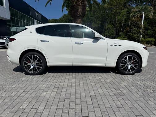 Bianco 2023 Maserati Levante GT
