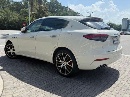 Bianco 2023 Maserati Levante GT