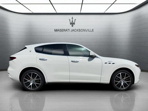Bianco 2023 Maserati Levante GT