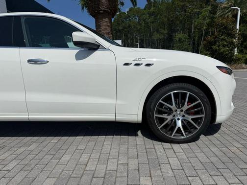 Bianco 2023 Maserati Levante GT