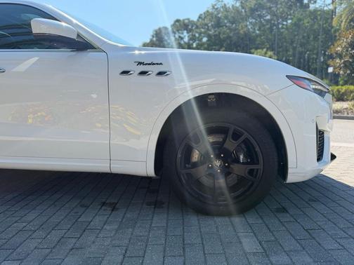Bianco 2023 Maserati Levante Modena