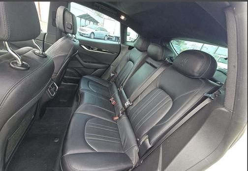 Bianco 2023 Maserati Levante Modena