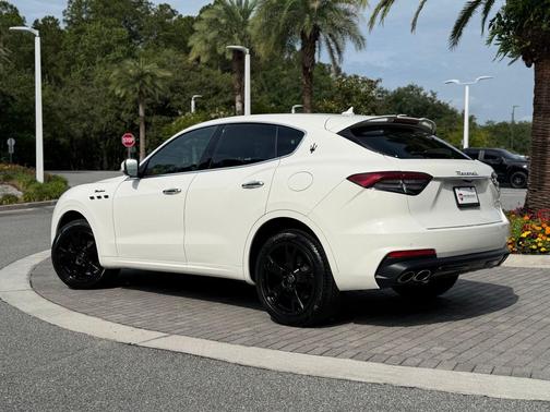 Bianco 2023 Maserati Levante Modena