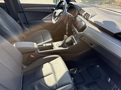 Ibis White 2023 Audi Q3 Premium 40 TFSI quattro Tiptronic