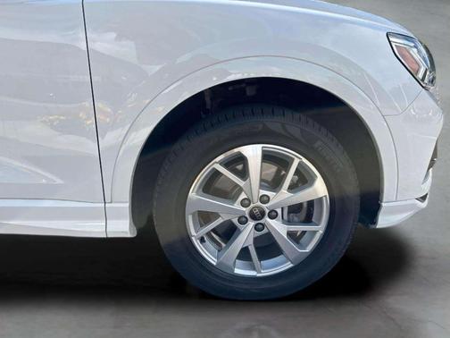 Ibis White 2023 Audi Q3 Premium 40 TFSI quattro Tiptronic