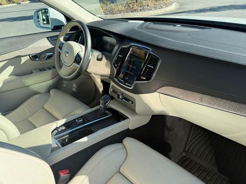 2022 Volvo XC90 T6 Inscription