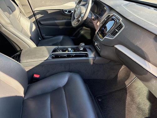 2024 Volvo XC90 B5 Core Bright Theme