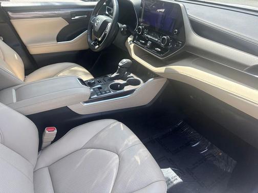 Wind Chill Pearl 2023 Toyota Highlander Limited