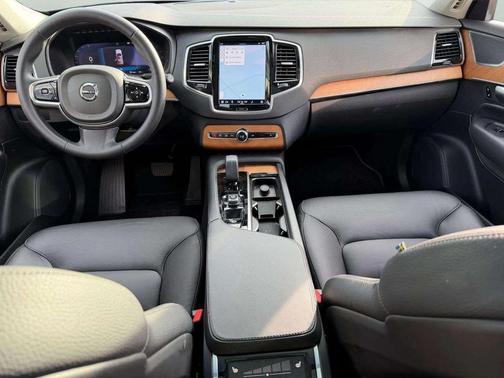 2024 Volvo XC90 B5 Plus Bright Theme