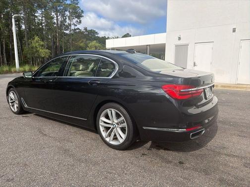 Black Sapphire Metallic 2019 BMW 750 I