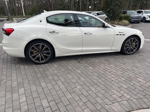 2022 Maserati Ghibli Modena Q4
