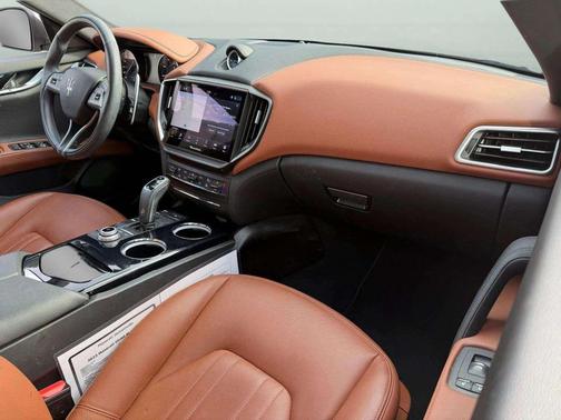 2022 Maserati Ghibli Modena Q4