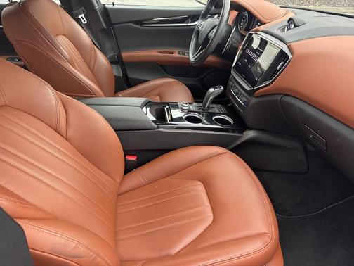 2022 Maserati Ghibli Modena Q4