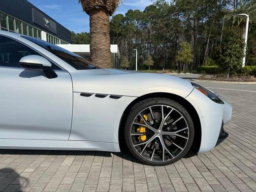 bianco astro metallic 2025 Maserati GranTurismo Base