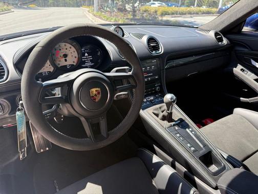 2022 Porsche 718 Cayman GT4