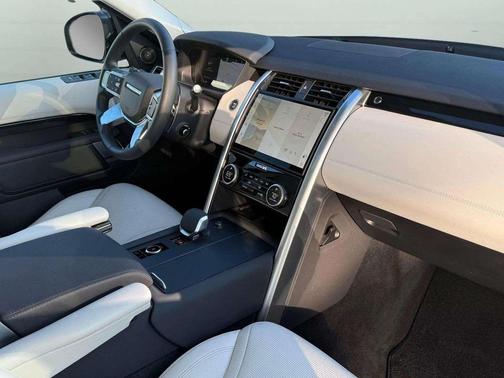 2025 Land Rover Discovery P300 S