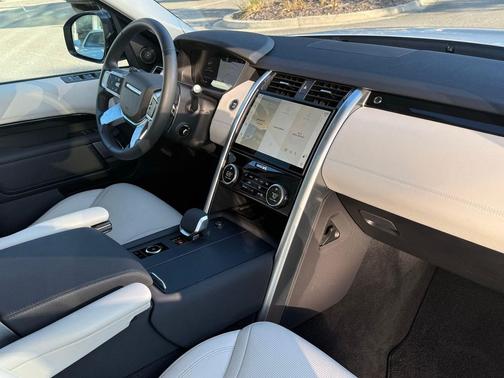 2025 Land Rover Discovery P300 S