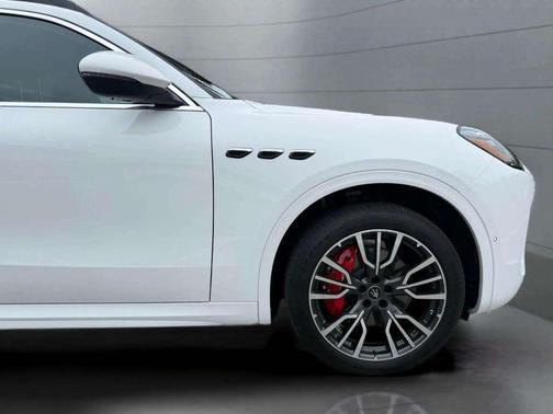 Bianco 2025 Maserati Grecale Base