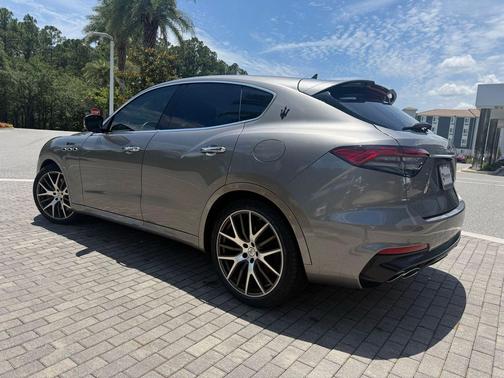 Grigio Metallic 2022 Maserati Levante Modena