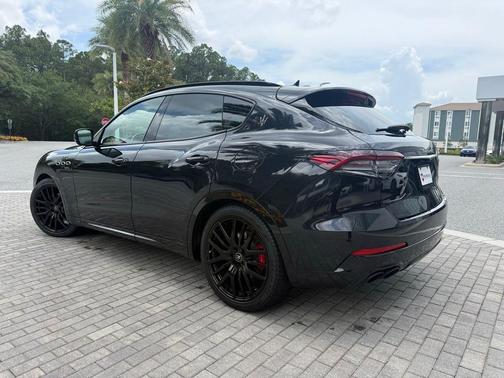 Nero Ribelle Metallic 2022 Maserati Levante GT