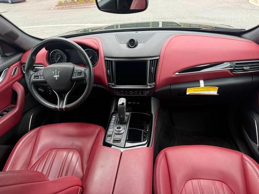 Nero Ribelle Metallic 2022 Maserati Levante GT