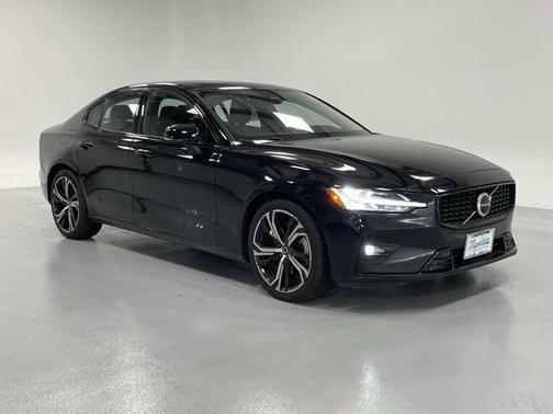 2024 Volvo S60 B5 Core Dark Theme