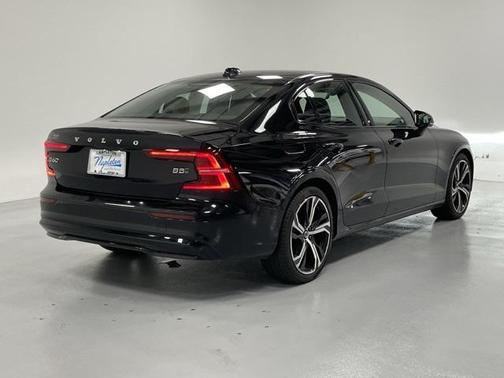 2024 Volvo S60 B5 Core Dark Theme
