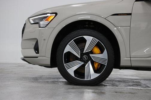 2022 Audi e-tron Premium Plus