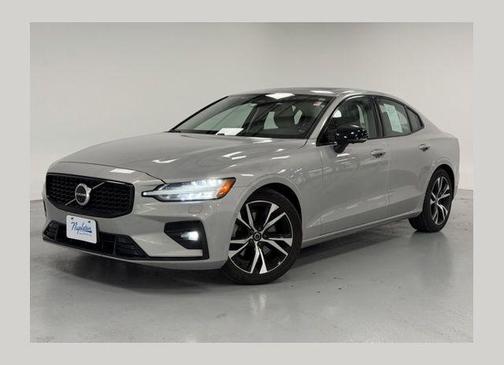 2023 Volvo S60 B5 Plus Dark Theme