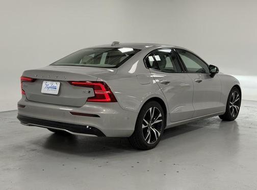 2023 Volvo S60 B5 Plus Dark Theme