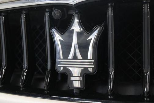 Bianco 2022 Maserati Ghibli Modena Q4