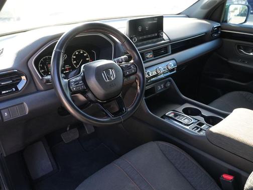 Crystal Black Pearl 2025 Honda Pilot Sport