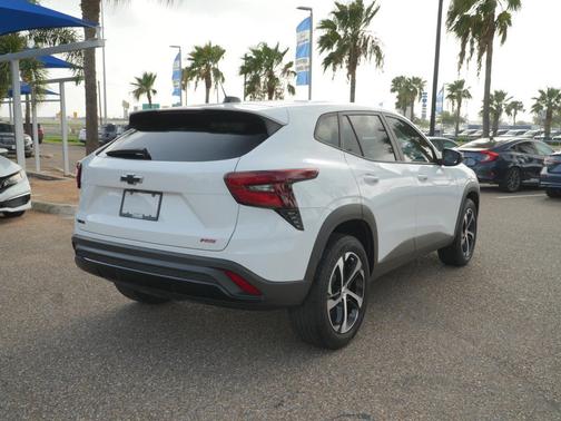 Summit White 2025 Chevrolet Trax FWD 1RS