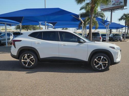 Summit White 2025 Chevrolet Trax FWD 1RS