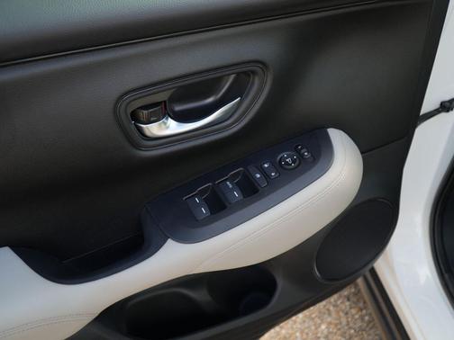 Platinum White Pearl 2025 Honda HR-V LX