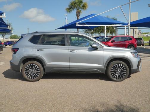 Pyrite Silver Metallic 2025 Volkswagen Taos 1.5T SE